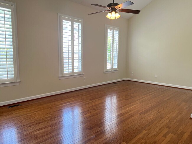 Building Photo - Spacious 3 Bed | 3.5 Bath End Unit Townhom...