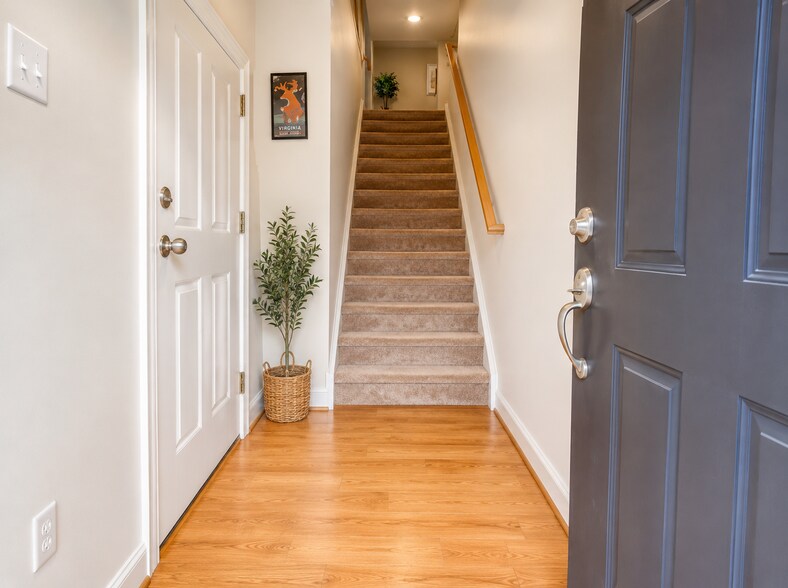 Building Photo - 630 Jessica Cir