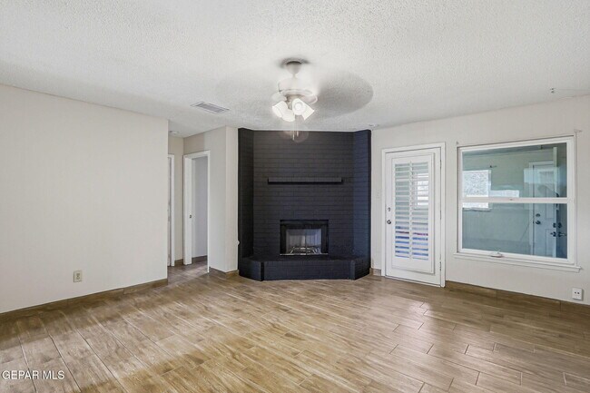 Building Photo - 2624 Lake Victoria Dr