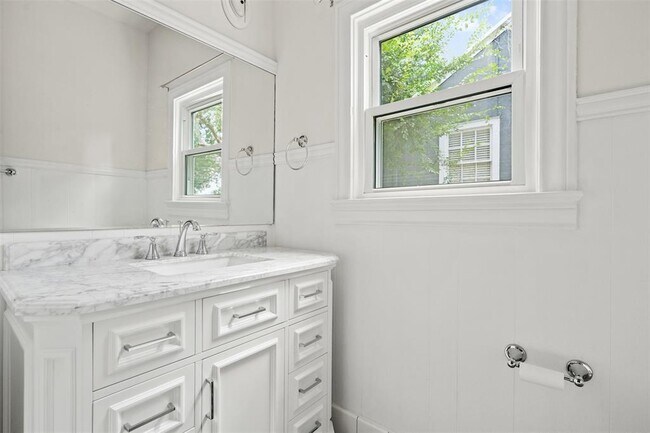 Building Photo - 2111 Kenwood Ave