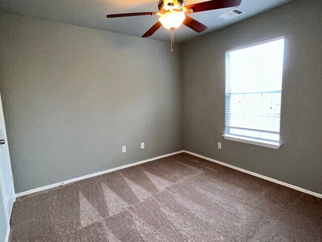 Building Photo - 2825 Deerfern Ln