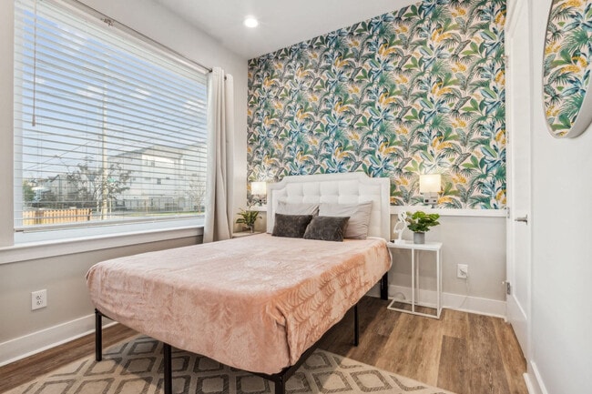 Building Photo - 2135 24th Ave N