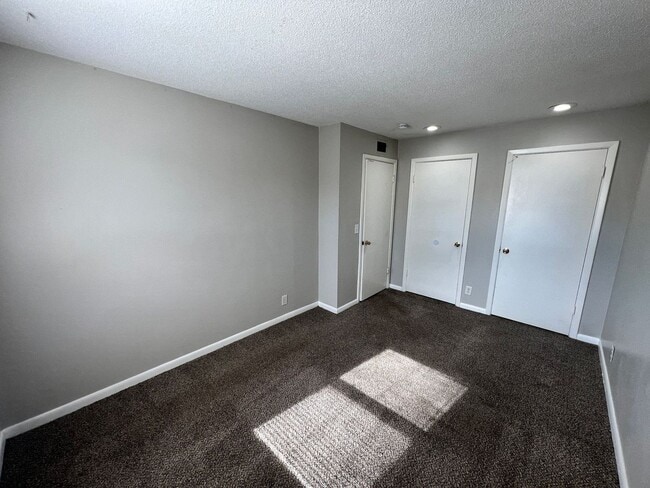 Building Photo - 2-Bed, 1-Bath Apartment with Garage Parking!