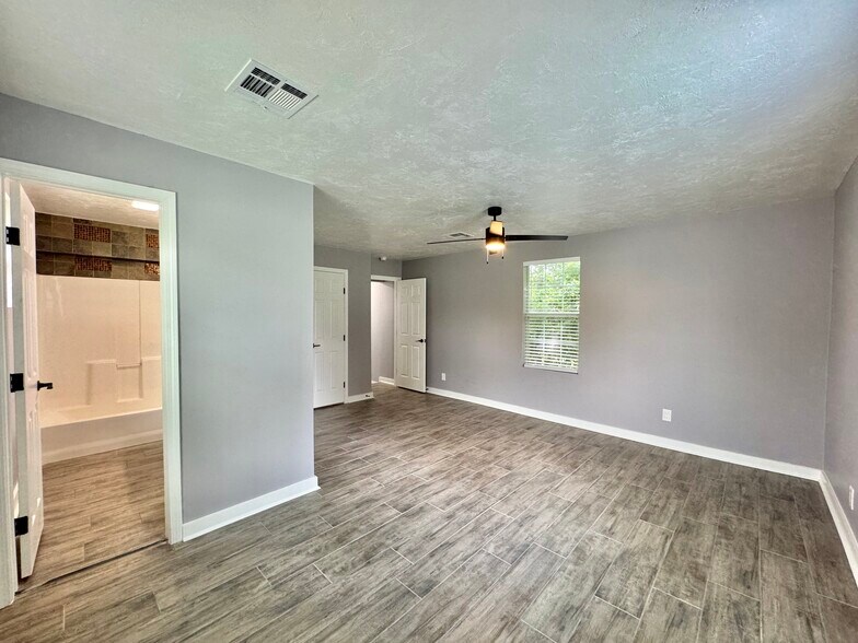 Building Photo - 2144 Westchester Dr