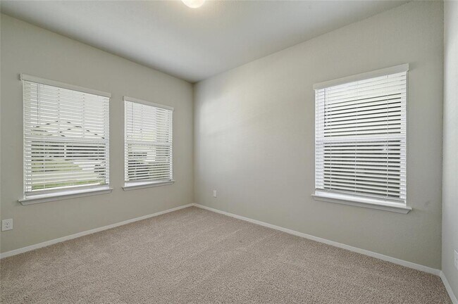Building Photo - 215 Desperado Dr