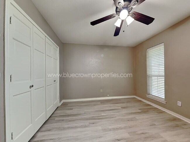 Building Photo - 1804 Mercedes Pl