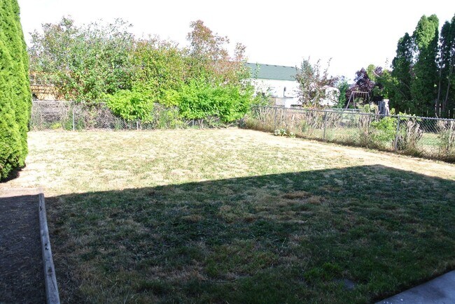 Building Photo - Spacious 3-bedroom, 1 bath home in Albany