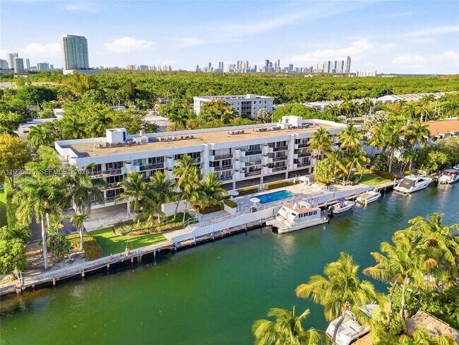 Building Photo - 2370 NE 135th St