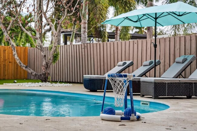 Building Photo - 5760 NE 18th Ave