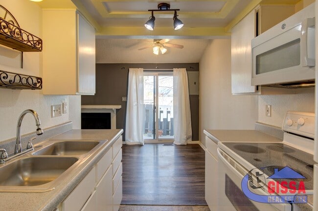 Building Photo - Cute townhome with 2 bedrooms - 1 1/2 bath...