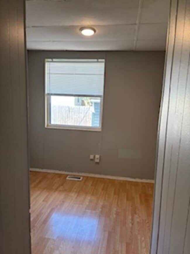 Building Photo - 3 bedroom, 1 bathroom Triplex: Martinsville