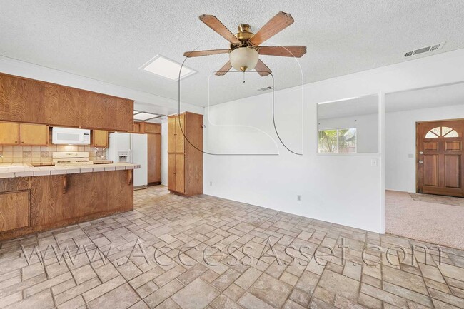 Building Photo - Single-Story 3 Bed with Covered Patio & Gated Yard