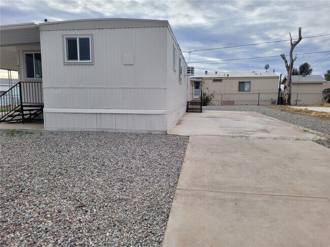 Building Photo - 620 Silver Ln