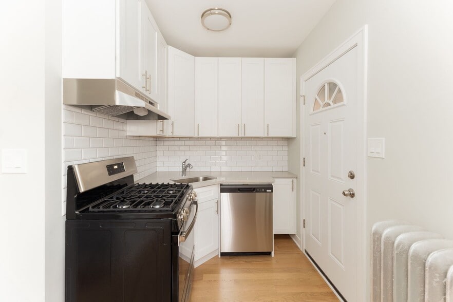 Primary Photo - 520 W Cornelia Ave