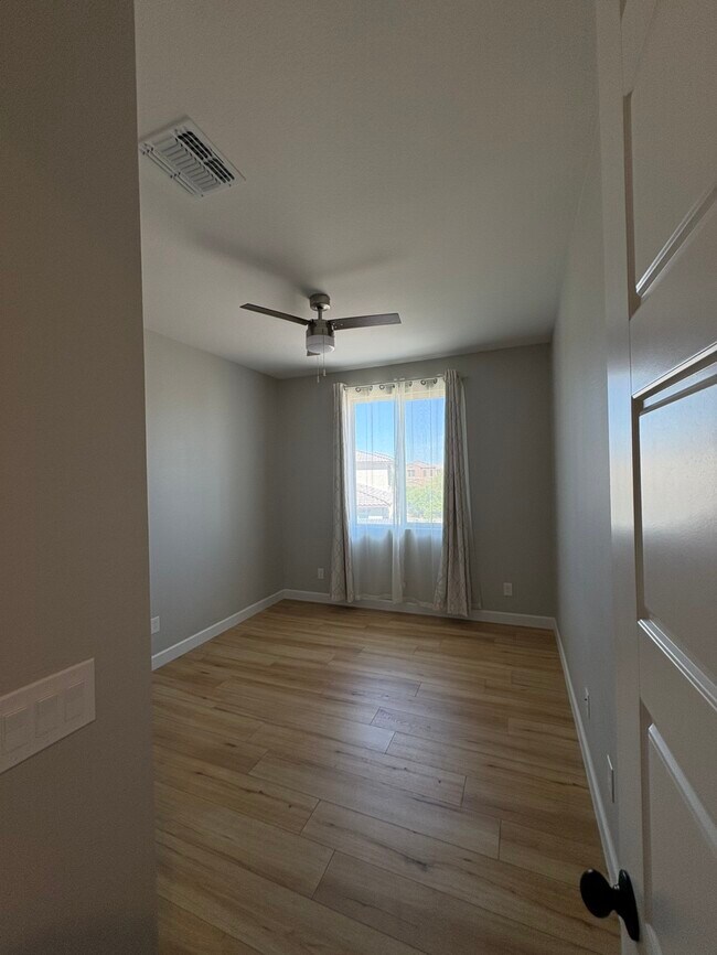 Building Photo - 1928 W Chisum Trl