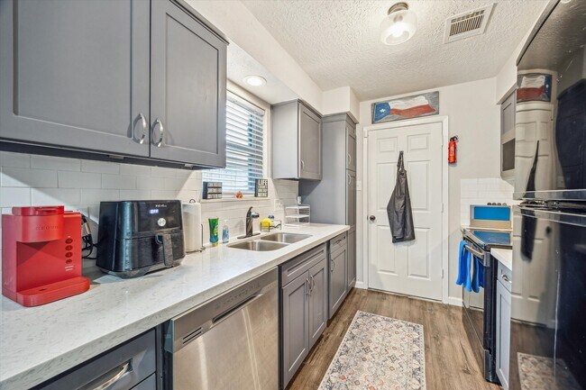 Building Photo - 5013 Valleyview Dr