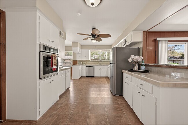 Building Photo - 5646 Hazen St