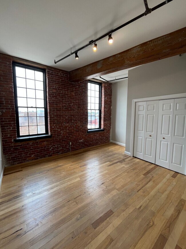 Building Photo - 265 N Queen St