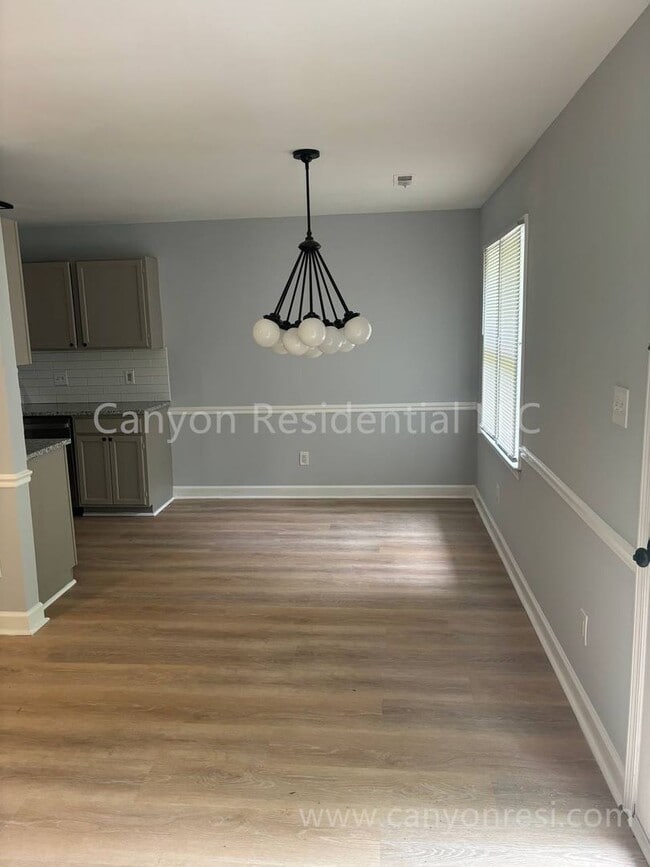 Building Photo - Stylish 3 Bed, 2 Bath Retreat: Modern Livi...