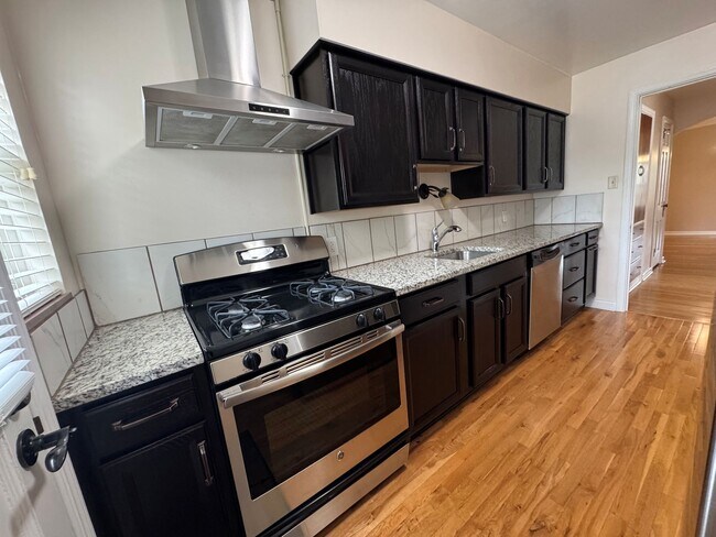 Building Photo - Sasso Banados Properties 802 Kenwick