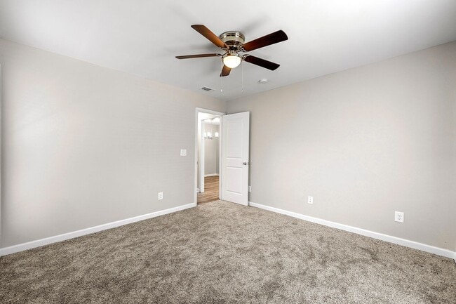 Building Photo - Spacious 3-bedroom, 2.5-bathroom End-unit townhome