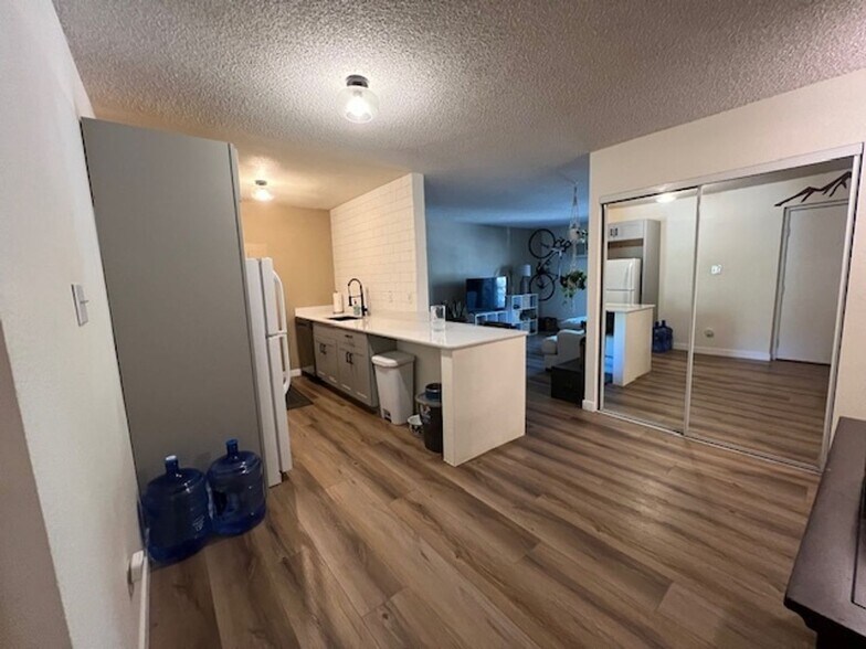 Building Photo - 1250 Golden Cir