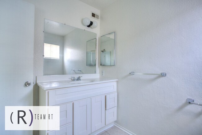 Building Photo - A Spacious Condo with a Quiet Community