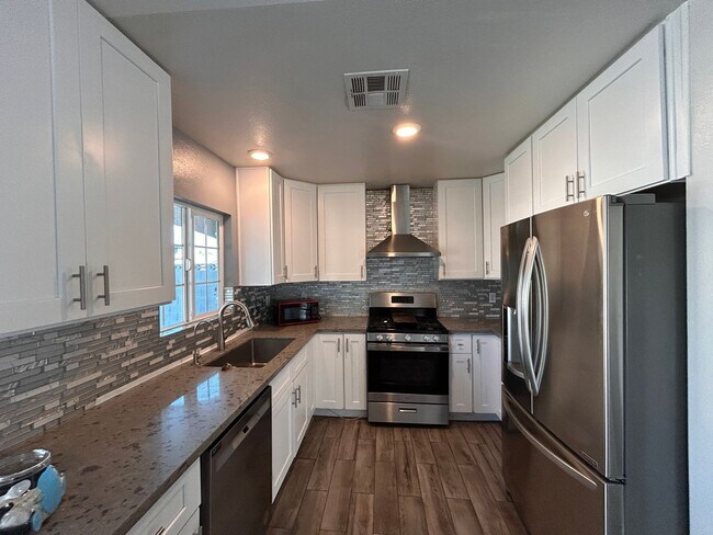 Building Photo - 4BD 3Bth Blend of style, comfort, and convenience.