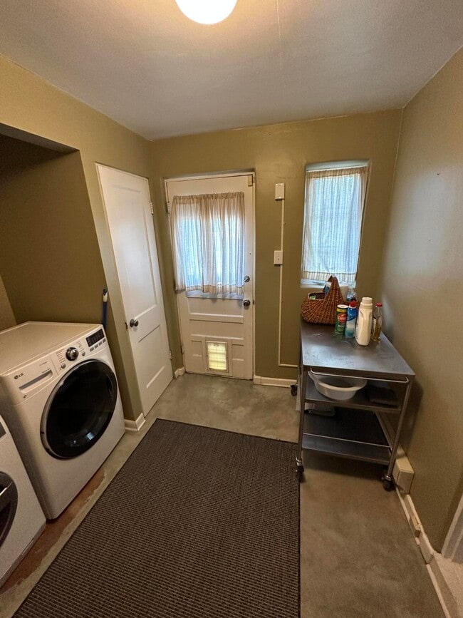 Building Photo - 732 Loma Vista Dr NE