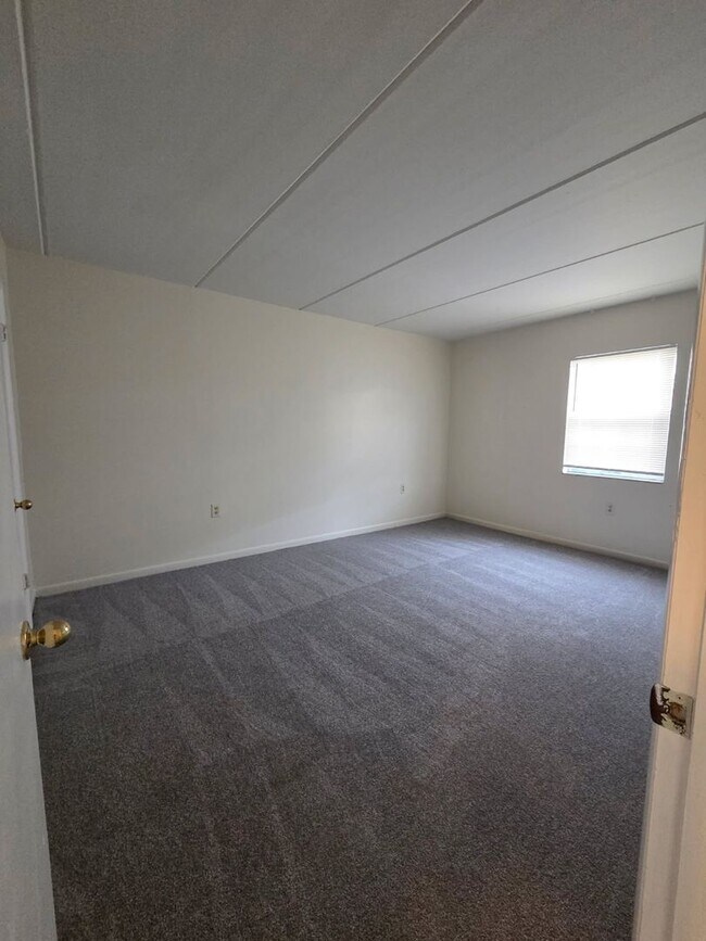 Building Photo - Charming 2 Bedroom 1 bath unit at Habana Park!