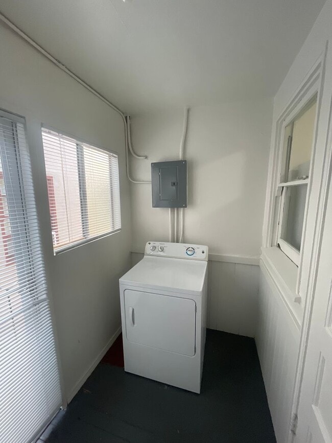 Building Photo - Charming one-bed, one-bath apartment in Midtown