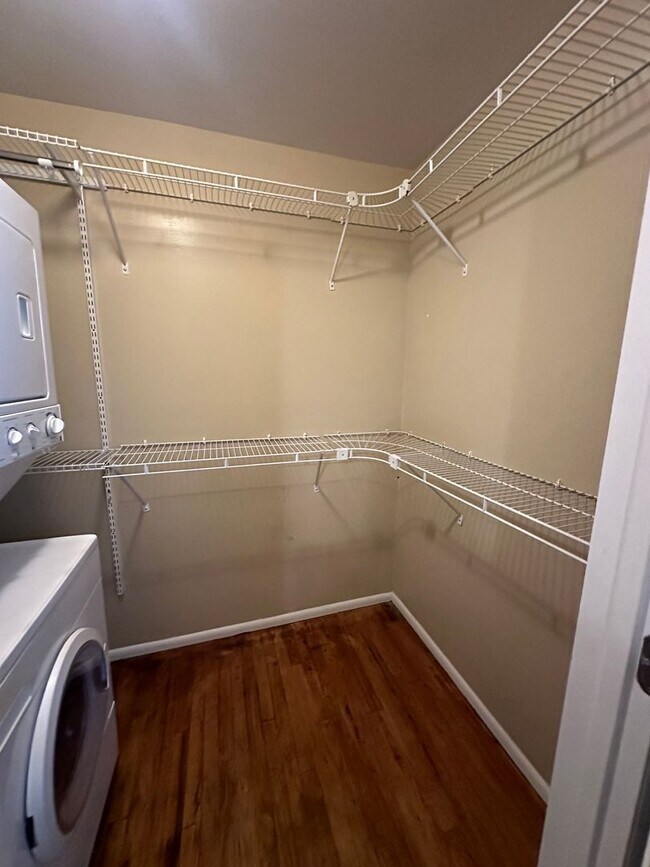 Building Photo - 2 Bd 1 Bath in Marmalade Square Condos