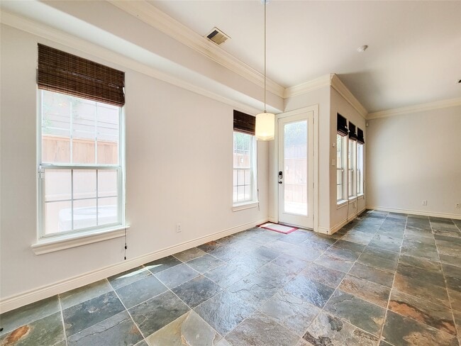 Building Photo - 2911 Clinton Dr