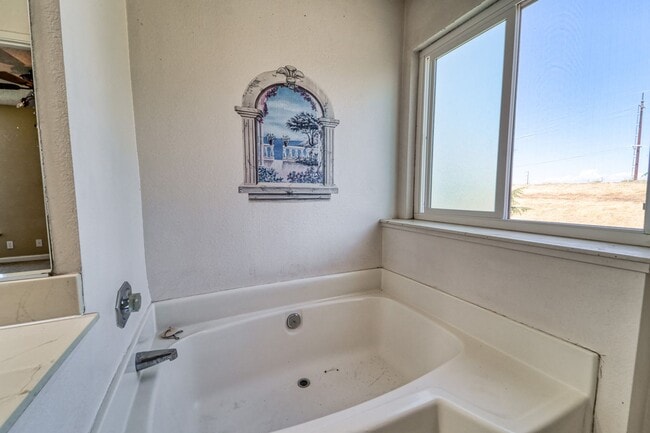 Building Photo - LARGE 5-bedroom 3 bath home in a great loc...