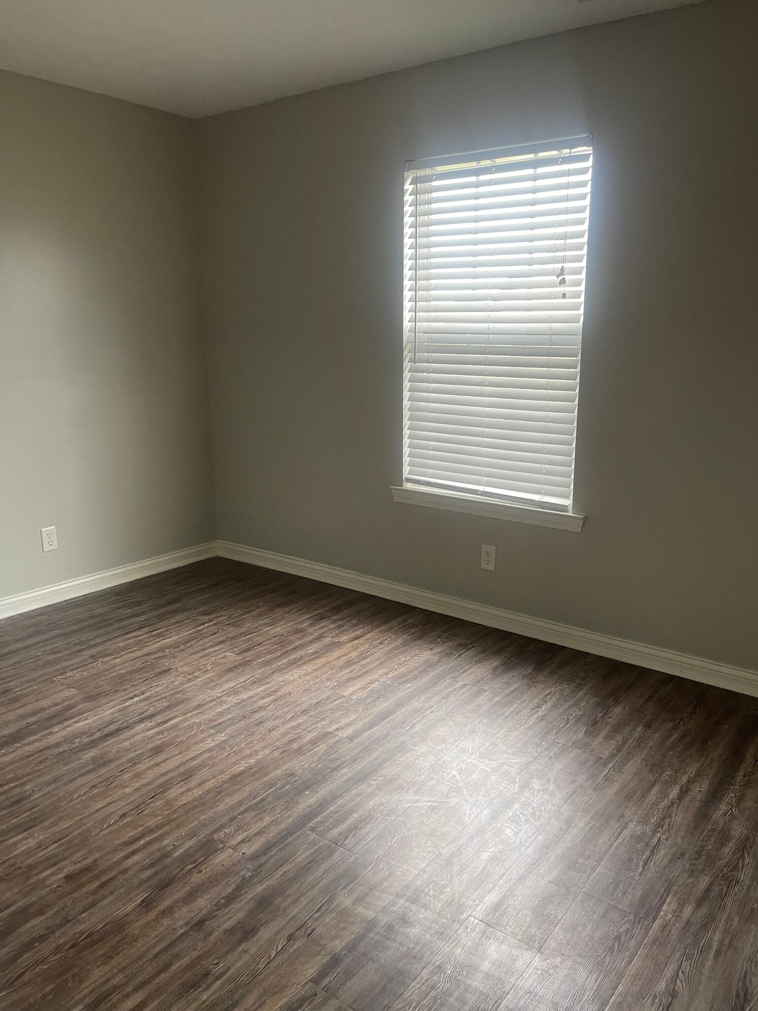 Building Photo - 406 Camden Cir
