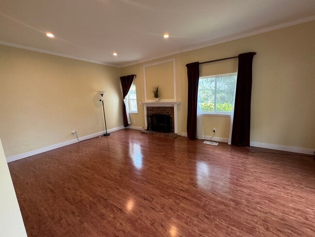 Building Photo - 642 Commons Dr