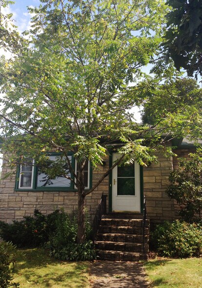 Building Photo - 419 Colchester Ave
