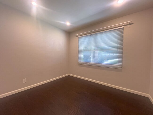 Building Photo - Charming 2BR Home in La Crescenta!
