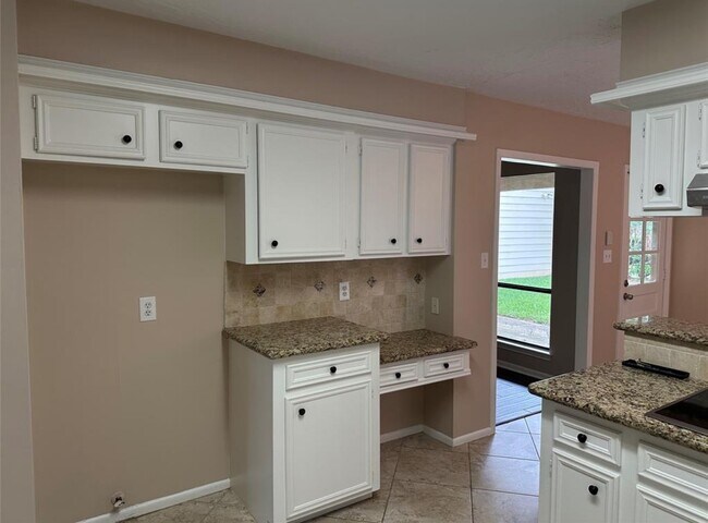 Building Photo - 17406 Spicewood Springs Ln
