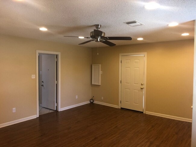 Building Photo - 2 Bedroom Single Family
