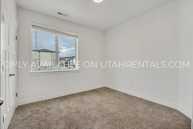 Building Photo - 3364 Hardman Way