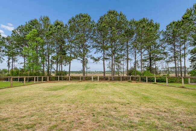 Building Photo - Beautiful 5 Bedroom Marshside Home