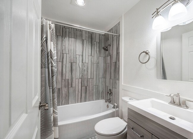 Building Photo - Two Bedroom Townhouse in Edmonds