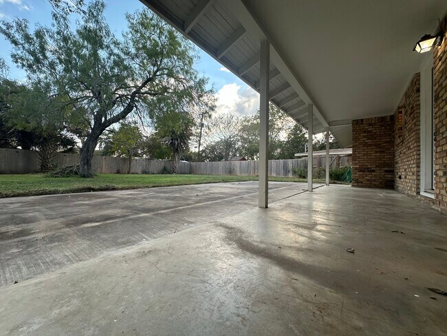 Building Photo - 711 E Locust Ave