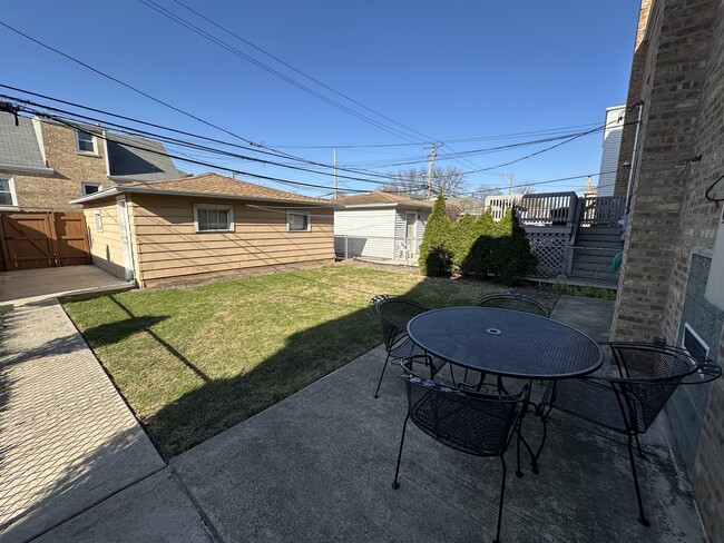 Building Photo - 5754 W Montrose Ave