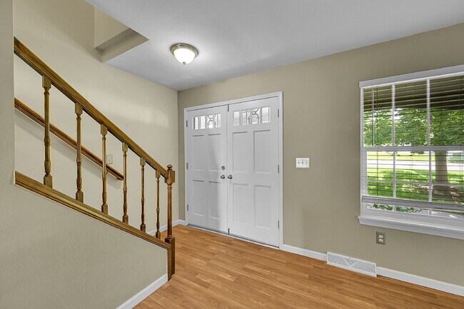 Building Photo - $2,700.00 - 3 Beds, 2.5 Baths, Townhouse i...