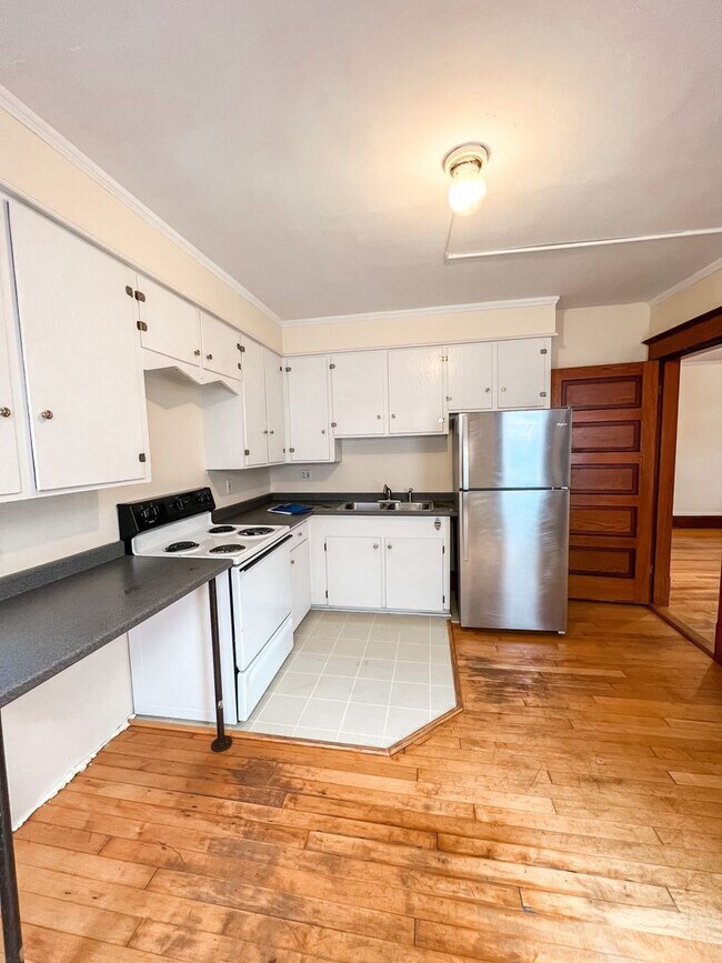 Building Photo - 208 King St