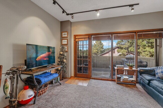 Building Photo - 2650 N Valley View Rd