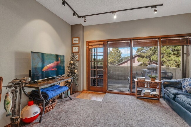Building Photo - 2650 Valley View Dr
