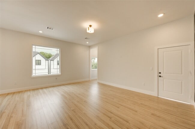 Building Photo - 811 E 39th St